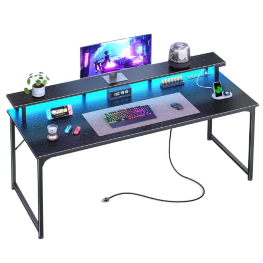 Desk Setup Black And Wood - Gaming-Schreibtisch mit LED-Beleuchtung und integrierten Steckdosen,