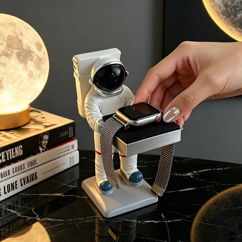 Desk Setup Home - Kreativer Astronauten-Uhrenständer aus Kunstharz, Raumfahrer-Figur Uhrenhalter